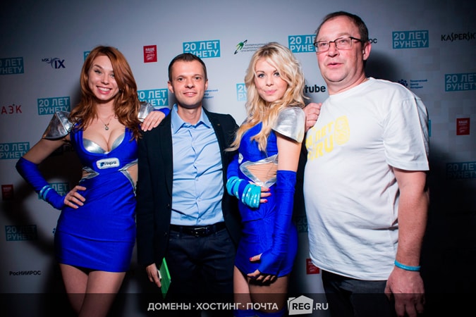 REG.RU Girls вместе с Андреем Колесниковым (Координационный центр национального домена сети Интернет) и Сергеем Плуготаренко (РАЭК) REG.RU Girls вместе с Андреем Колесниковым (Координационный центр национального домена сети Интернет) и Сергеем Плуготаренко (РАЭК)