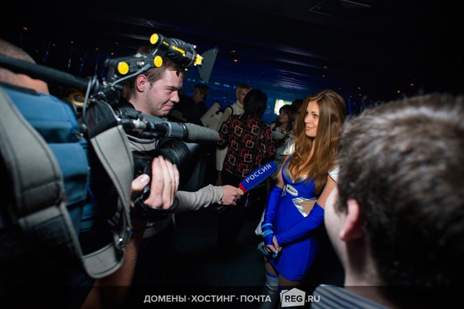 Корреспондент телеканала «Россия» берёт интервью у REG.RU Girl