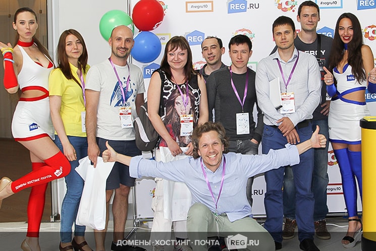 Участники DevConf-2016 у стенда REG.RU