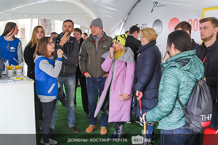 Обворожительные Рег.ру_Girls, захватывающие конкурсы и&nbsp;фирменные призы ждали гостей стенда Рег.ру