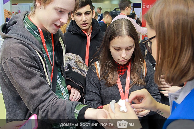 Найти стенд REG.RU всегда просто: стильные REG.RU_Girls, розыгрыши сувениров, много улыбок и захватывающие IT-конкурсы ждут вас!
