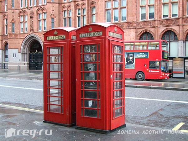 Красные телефонные будки — традиционный символ Лондона