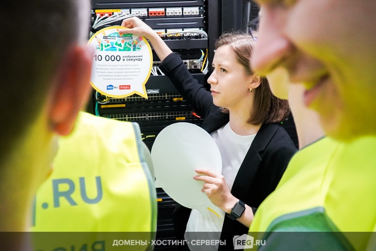 Участники экскурсий могут лично увидеть и узнать, как работает дата-центр.